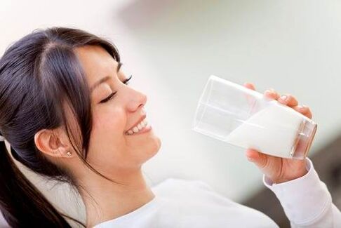 dívka konzumní mléko na keto dietě