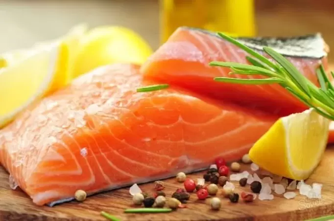 Rybí denní menu diety „6 okvětních lístků může zahrnovat tučné ryby, jako je losos